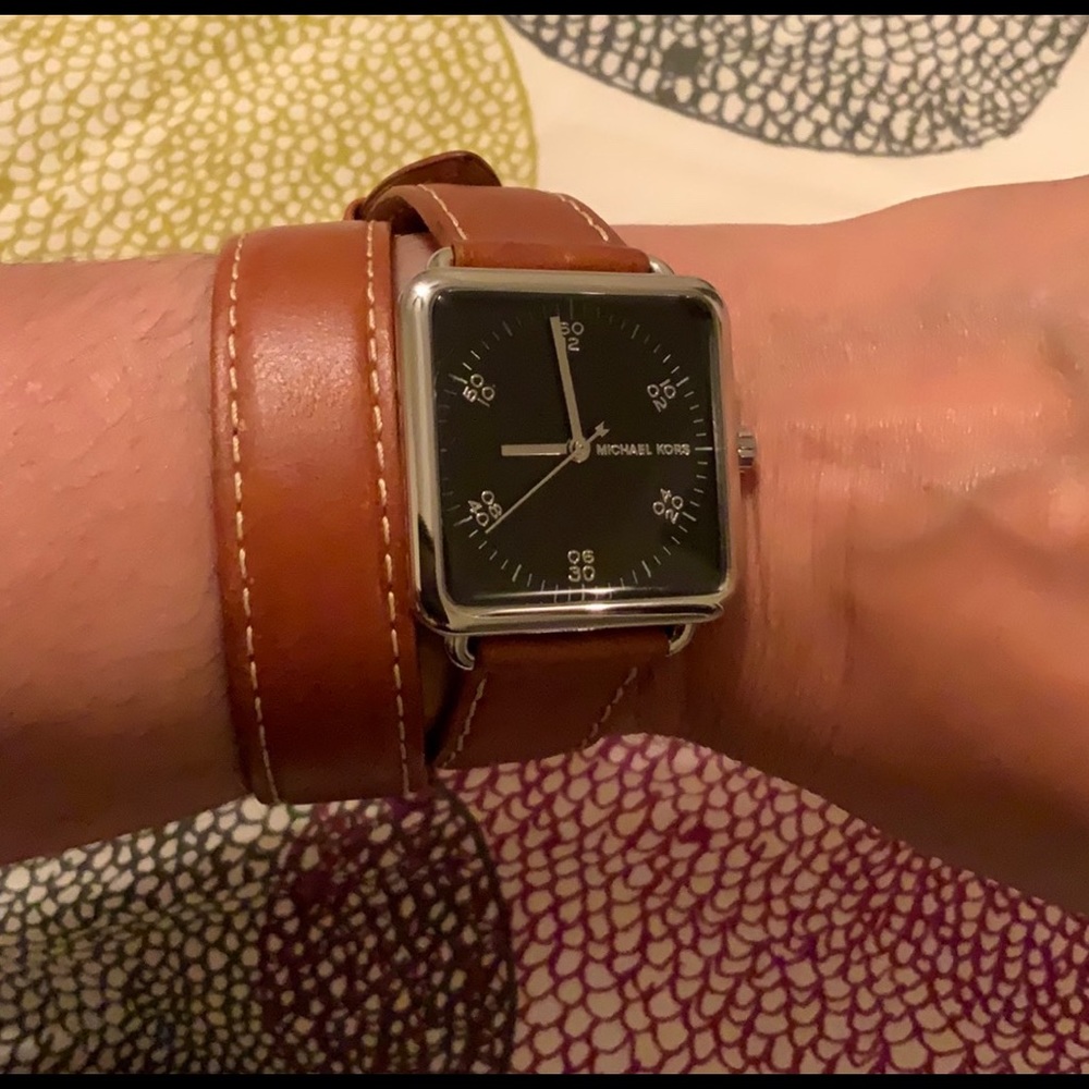 🧡Michael Kors Genuine Leather wrap-around watch.